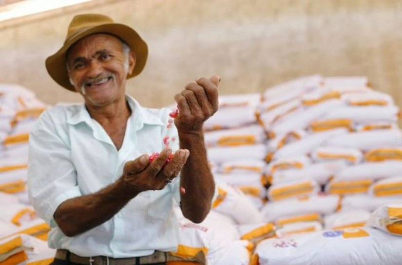 Pequenos produtores são beneficiados com a entrega de mais de 100 toneladas de grãos