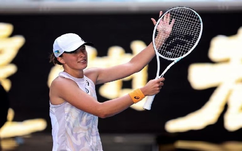Swiatek supera Raducanu e avança em Indian Wells; Alcaraz encara Aliassime