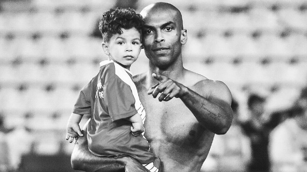Filho de 4 anos do zagueiro brasileiro Naldo morre após um mês internado por causa de acidente