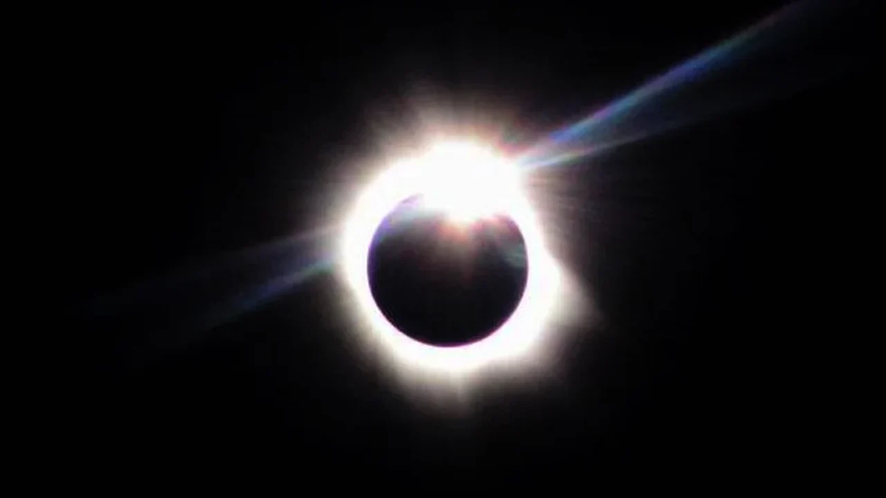 Um rastro de sombra sobre a Terra: veja imagem inédita do eclipse solar total