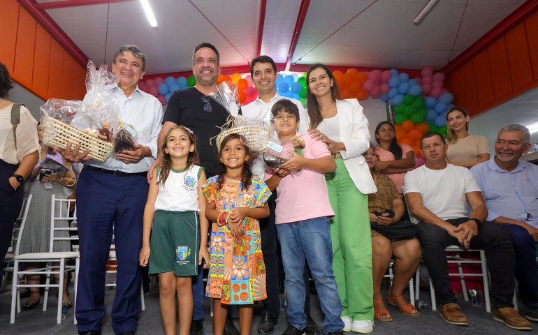 Paulo Dantas entrega em Jequiá 51ª Creche Cria e cumpre agenda contra a fome ao lado de Wellington Dias
