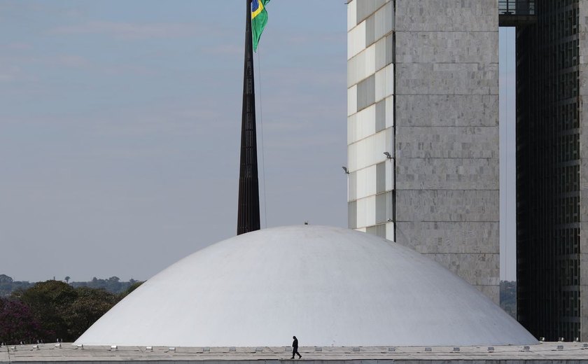 Senado adia votação de projeto que protege criança em ambiente digital