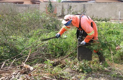 Prefeitura de Marechal realiza serviços no Conjunto Recanto da Ilha 