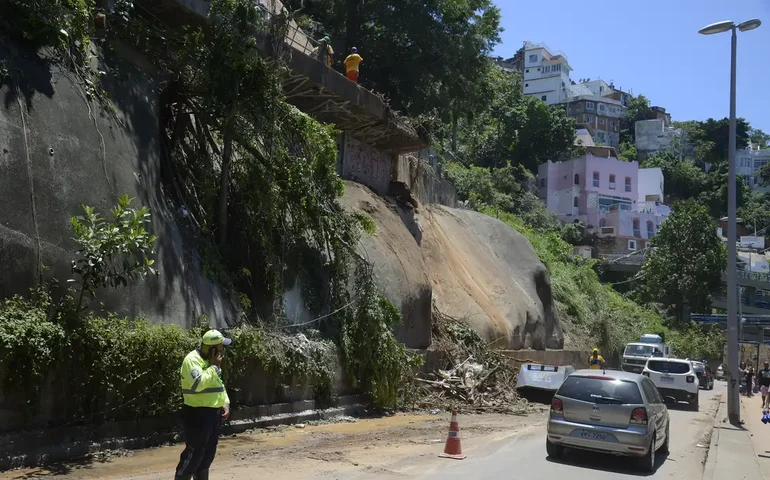 Após morte de motociclista na Avenida Niemeyer, moradores cobram grades de proteção e radares na via: 'Até quando?'