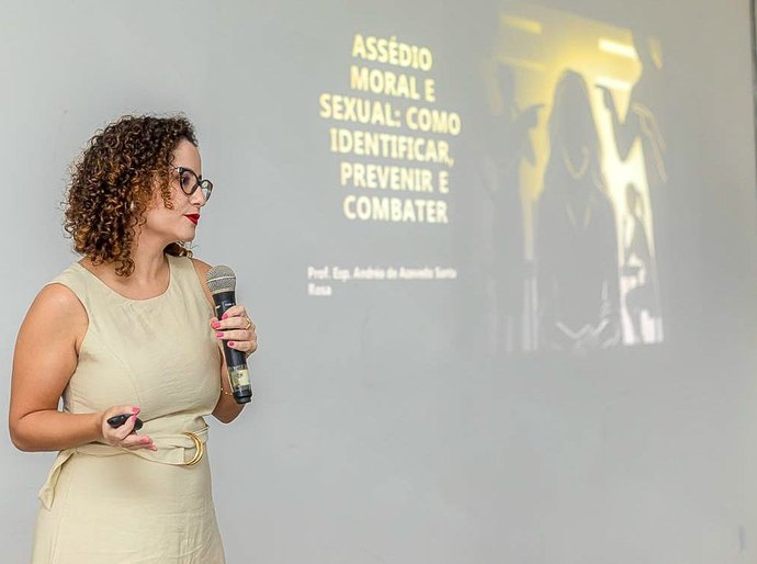 Servidora Andréa Santa Rosa dialoga sobre combate ao assédio na Escola de Governo