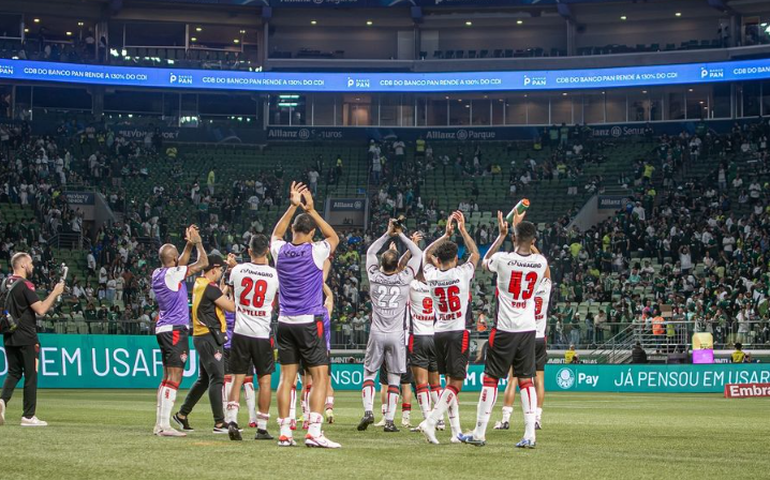 Vitória vence duelo direto com o Cuiabá e se afasta da zona de rebaixamento do Brasileirão