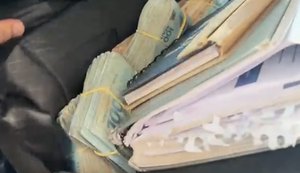 Dinheiro em espécie, cheques e listas com nomes foram encontrados no interior do veículo 