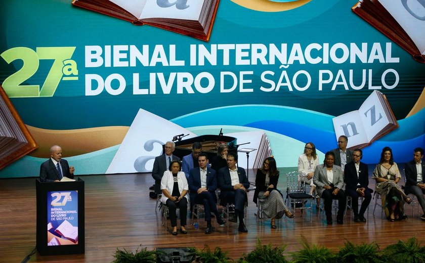 Lula assina regulamentação da Política Nacional de Leitura e Escrita