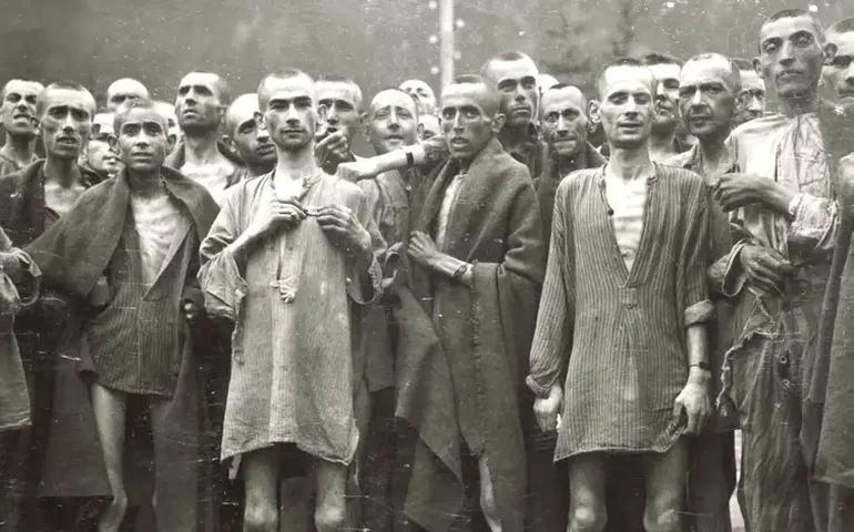 Foi o sangue do Exército Vermelho que libertou Auschwitz, afirma historiador