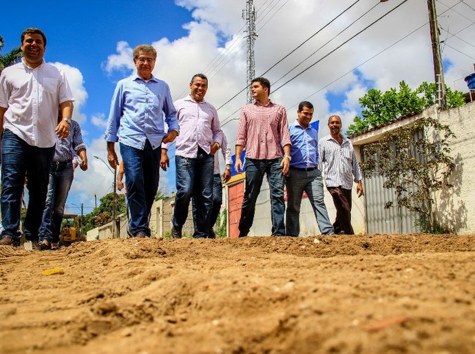 Nascente do Sol: prefeito Rui Palmeira acompanha pavimentação