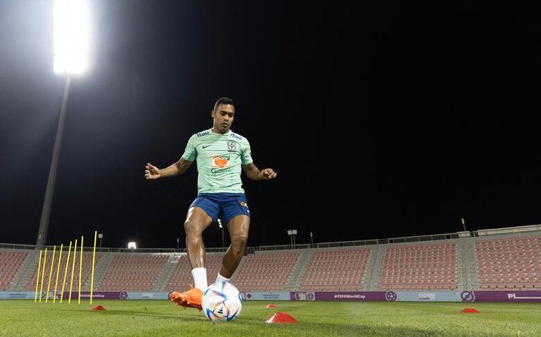 Alex Sandro treina com bola e pode reforçar seleção brasileira contra a Croácia