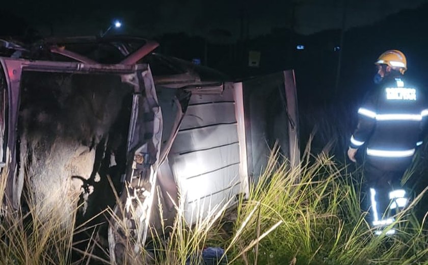 Idoso fica ferido em tombamento de veículo em Marechal Deodoro