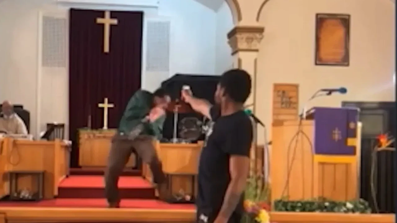 Ataque transmitido nas redes: Homem é preso após tentar matar pastor durante pregação nos EUA; vídeo