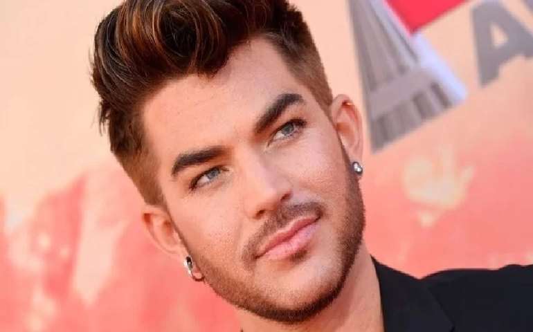 Adam Lambert lembra homofobia após beijo gay em apresentação