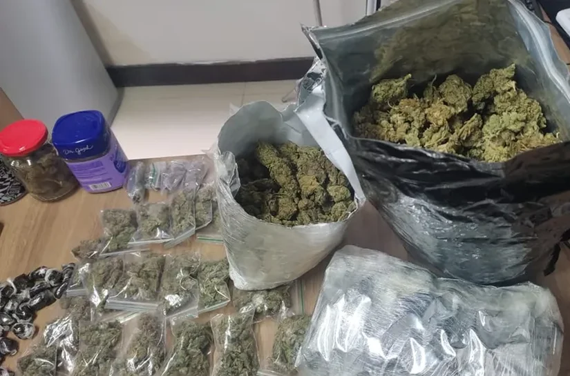 Suspeito de usar moto para entregar drogas é preso em operação, no Prado