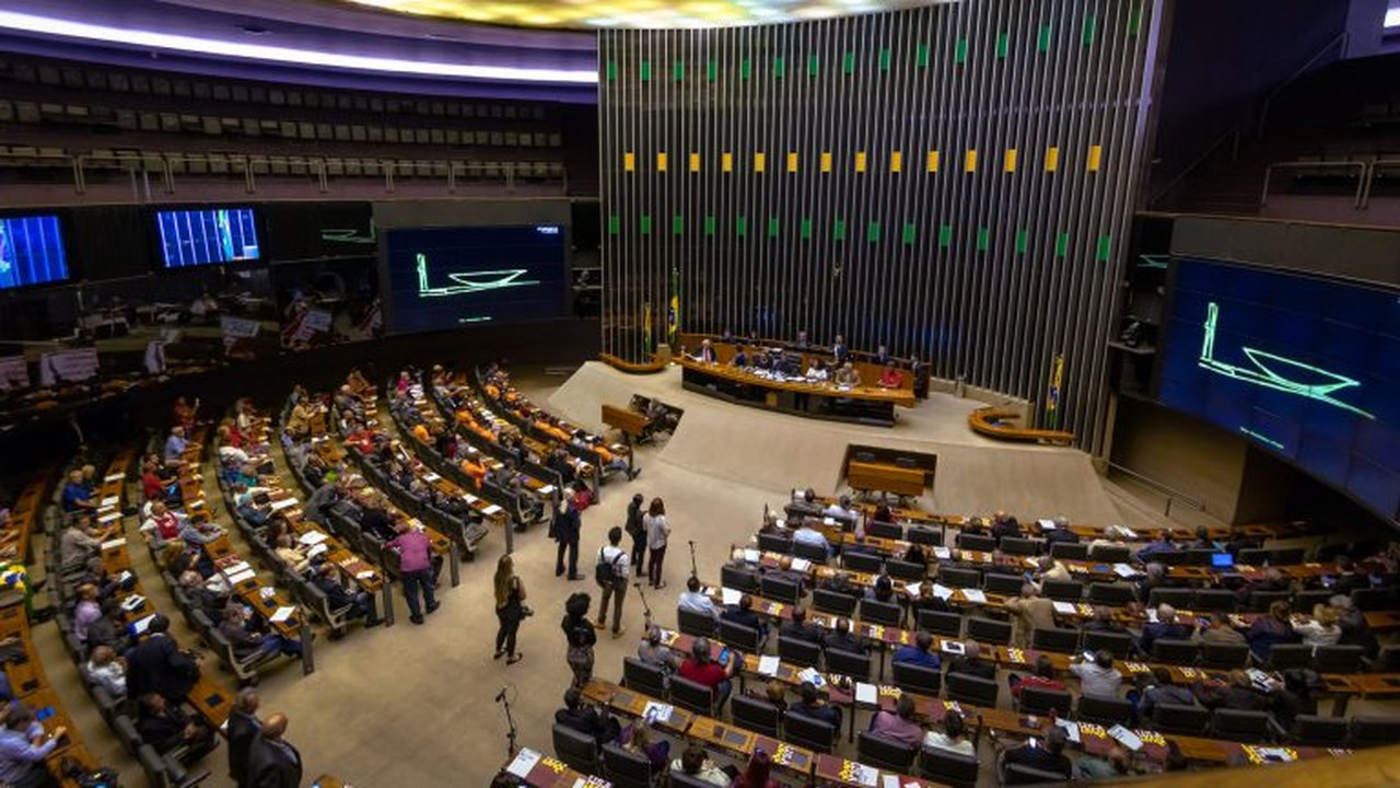 Câmara cogita aumentar número de deputados para atender decisão do STF