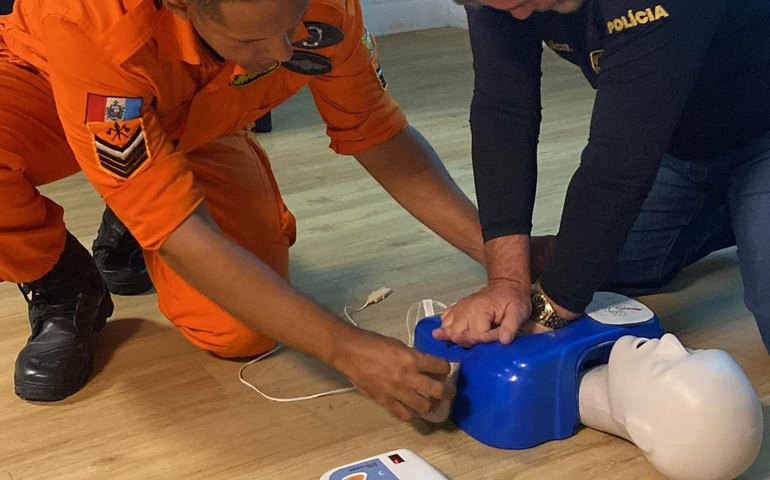 Agentes da Oplit recebem instrução sobre uso de desfibrilador externo automático