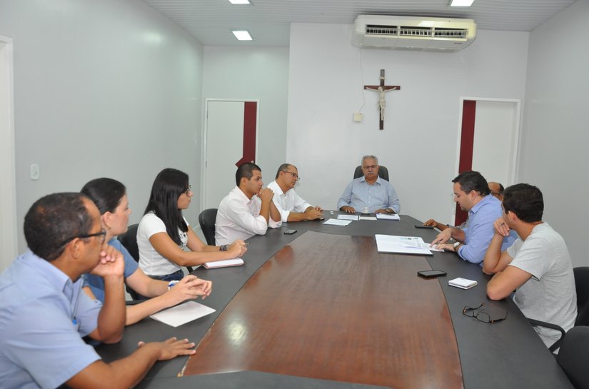 Teófilo debate com empresários e Banco do Nordeste a regularização dos terrenos do Polo Industrial