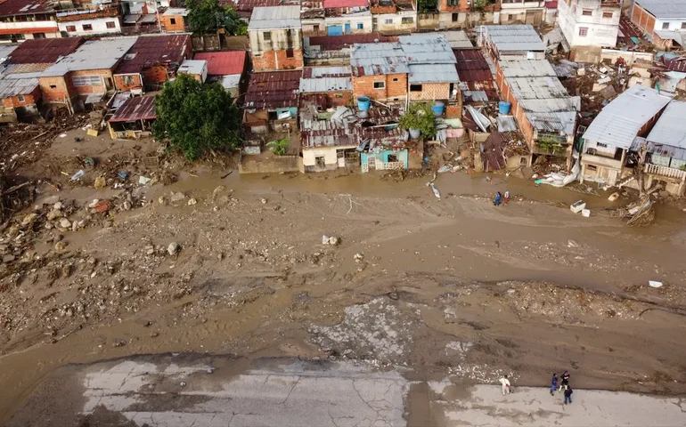 Homem é resgatado após ficar preso em veículo durante enchente na Venezuela
