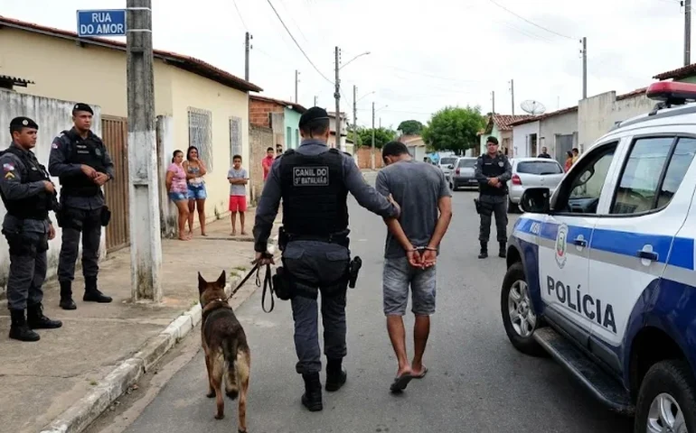 'Velho conhecido' da polícia é preso pelo Canil no bairro Canafístula; suspeito tentou fugir ao ver a viatura