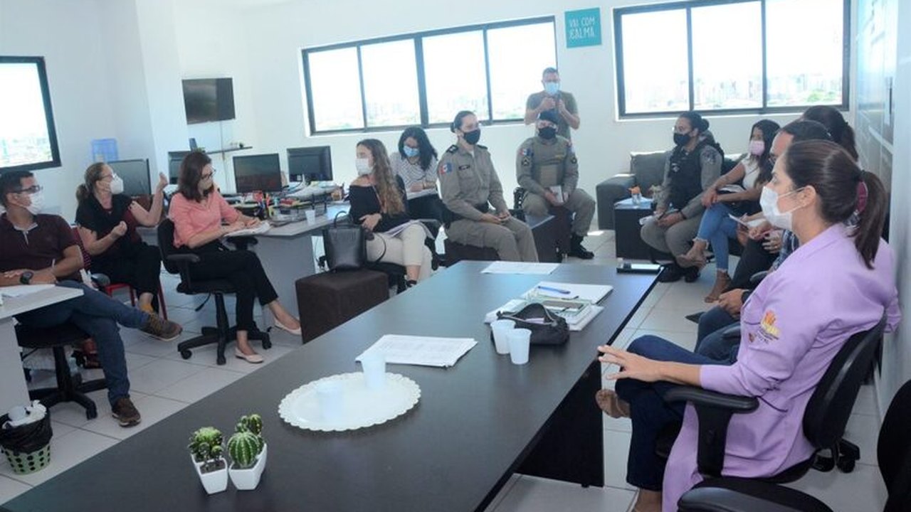 Profissionais da Rede Intersetorial de Enfrentamento à Violência Sexual participam de roda de conversa da RAVVS