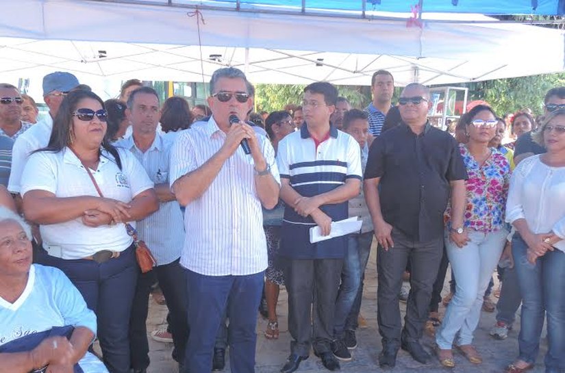 Jorge Dantas entrega de instrumentos musicais e anuncia concurso