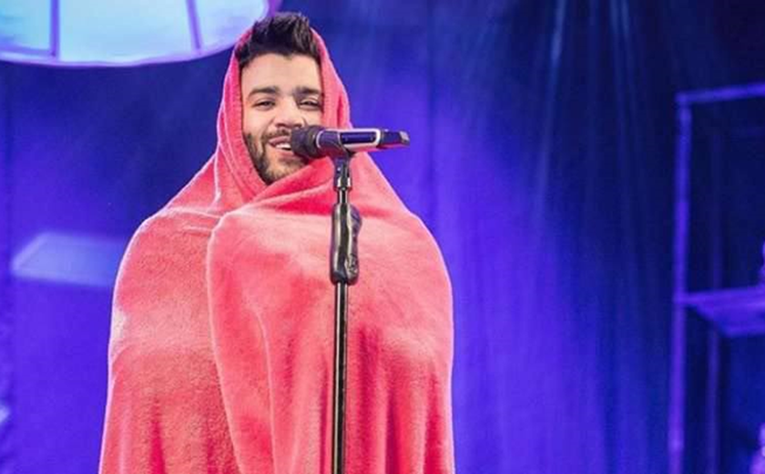 Gusttavo Lima apresenta show enrolado em cobertor