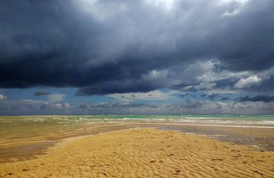 Dermatologista alerta para riscos à pele em praias impróprias para banho