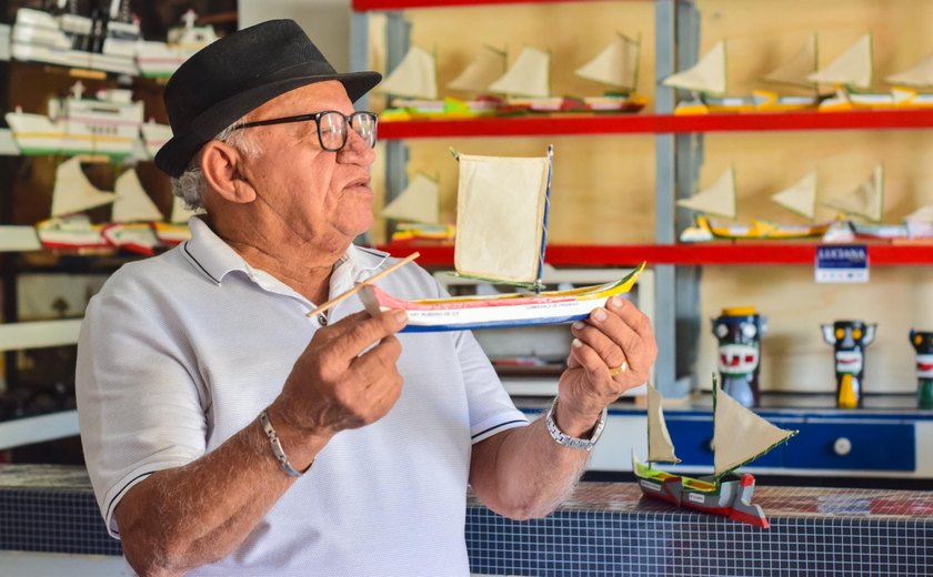 Mestre Rubério Oliveira é o guardião do patrimônio naval e ferroviário do Baixo São Francisco