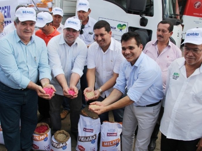 Governo entrega 9 toneladas de sementes para agricultores do Agreste