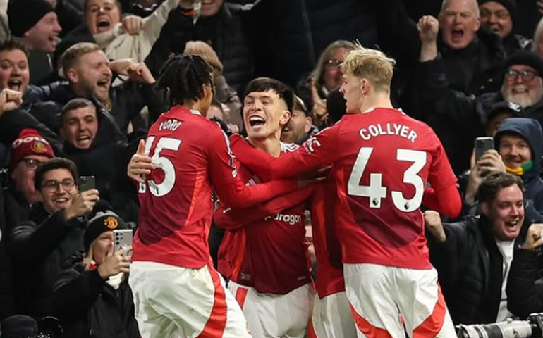 Manchester United faz jogo sonolento, mas vence Fulham e alivia críticas da torcida