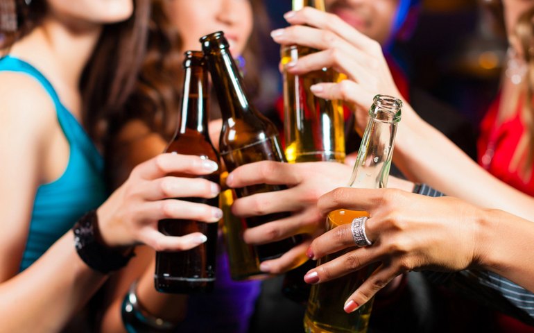 Cerca de 3% dos jovens acima de 15 anos podem ser considerados alcoólatras no Brasil
