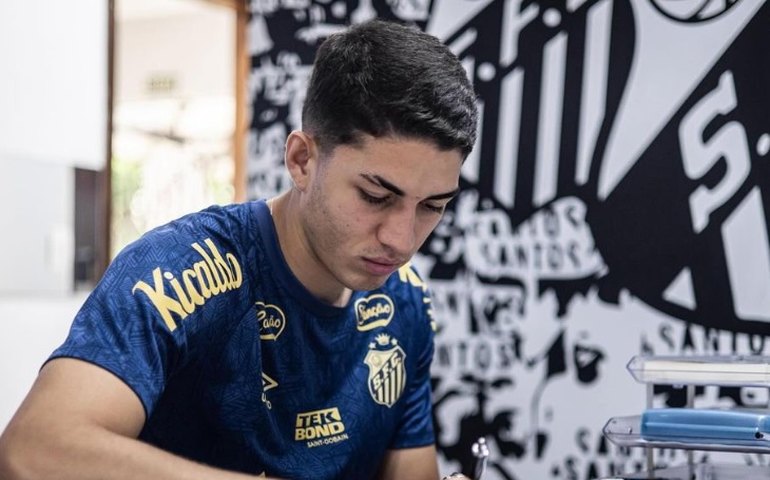Santos acerta renovação de contrato com revelação da base para a disputa da Série B