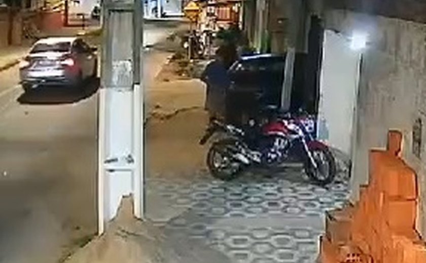 Câmera flagra suspeitos de executarem homem com 20 tiros em Maceió; crime teria relação com o tráfico