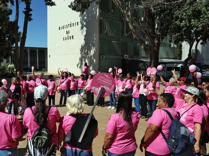 Câncer de mama: manifestação cobra acesso a tratamento aprovado no SUS