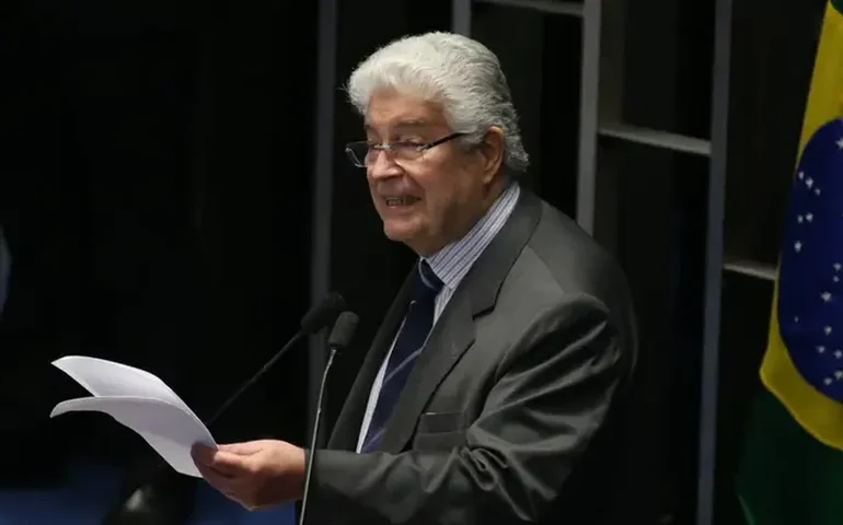 Crítico do PT, Roberto Requião irá filiar-se ao PDT neste mês