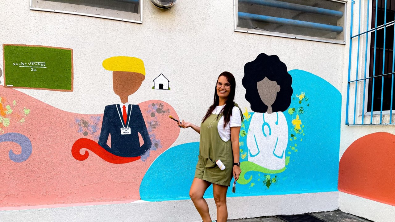 Projeto de muralismo leva arte à escola localizada no bairro do Jacintinho, em Maceió