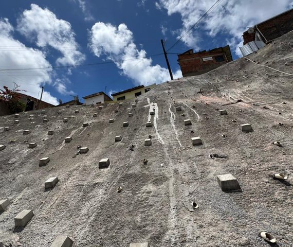 Prefeitura avança com obras simultâneas em sete encostas de Maceió