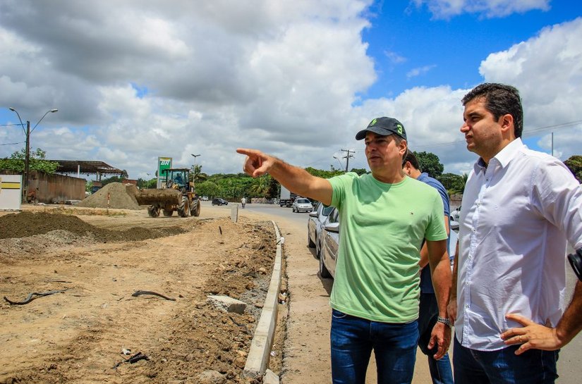 Prefeito Rui Palmeira vistoria obras de reurbanização na rodovia BR-316