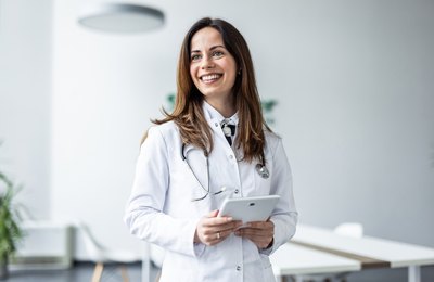 Especialização na saúde: como a escolha da residência impacta a carreira de jovens médicos no Brasil