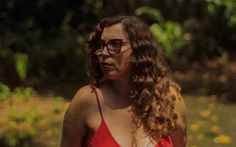 Vencedora do Prêmio LOBA, a escritora carioca Milena Martins Moura lança livro que expõe os desafios e traumas de mulheres autistas
