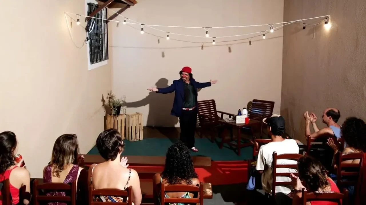 Marcando seus 28 anos de carreira, artista teatral Arthur Martins apresenta o monólogo MUQUIRANA