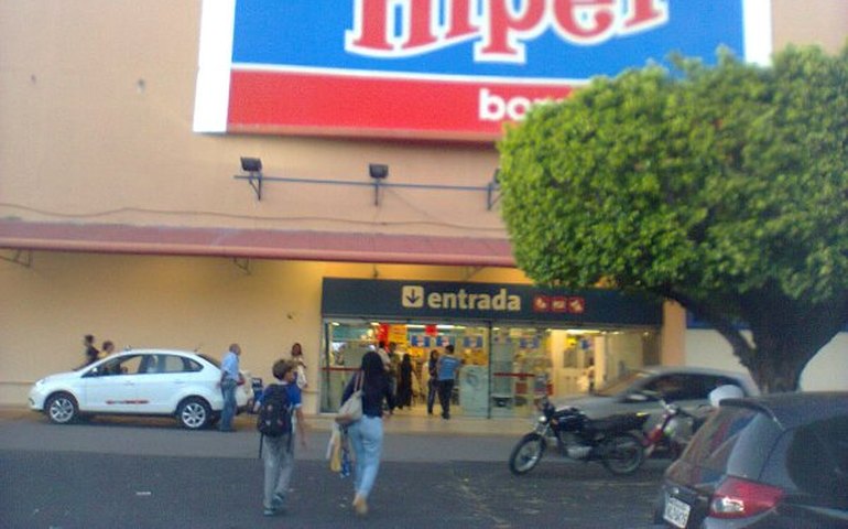 Crise: Hiper Bompreço da Buarque de Macedo, em Maceió, vai fechar as portas