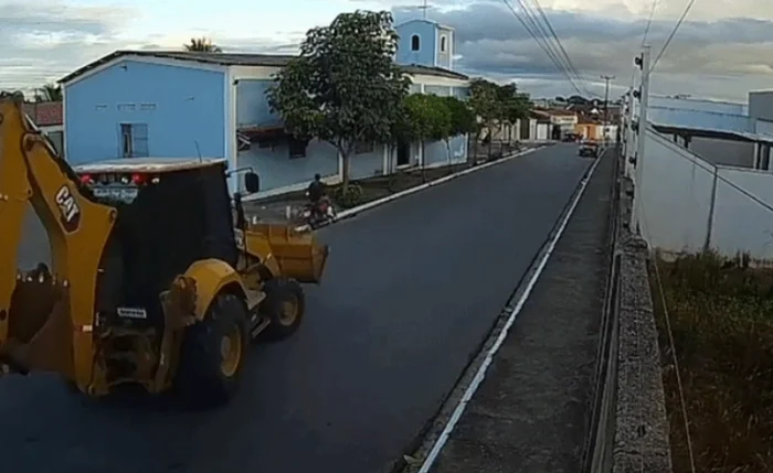 Câmera de segurança registrou o momento em que motociclista foi atingido por retroescavadeira em Arapiraca