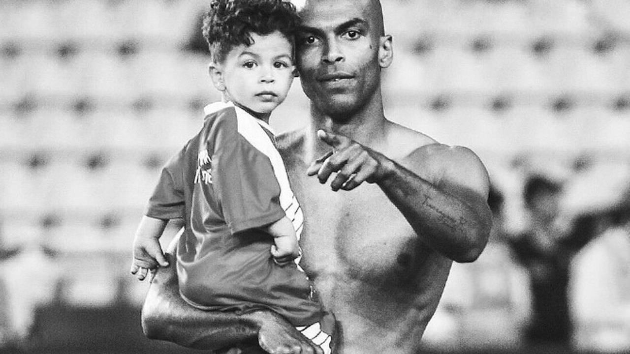 Antalyaspor faz homenagem a Davi, filho do zagueiro Naldo que morreu em acidente