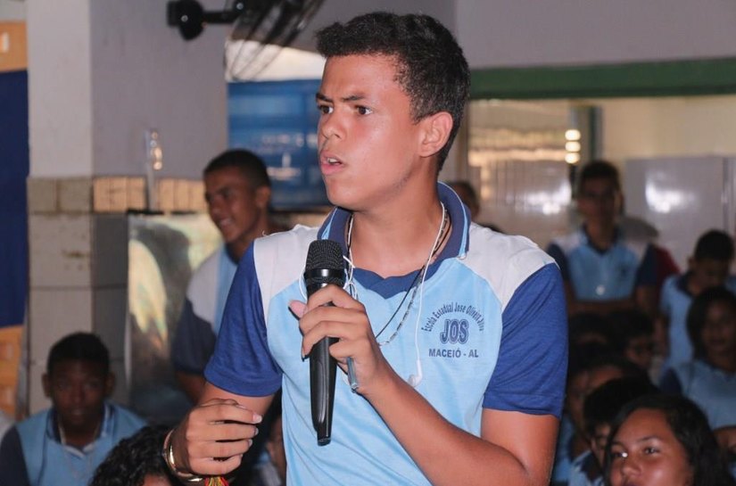 Esmal leva palestra sobre ECA para 250 jovens do bairro Vergel do Lago
