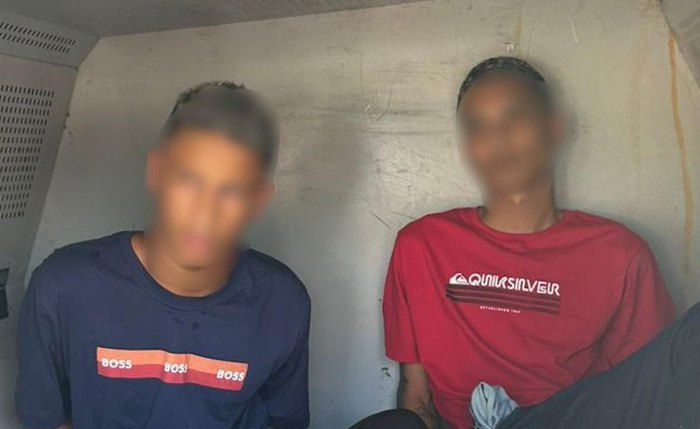 Suspeitos foram presos após abordagem policial a veículo na Avenida Cachoeira do Meirim, em Maceió