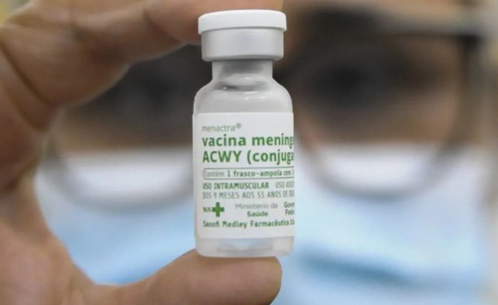 A rede pública de saúde oferta a vacina contra a meningite C