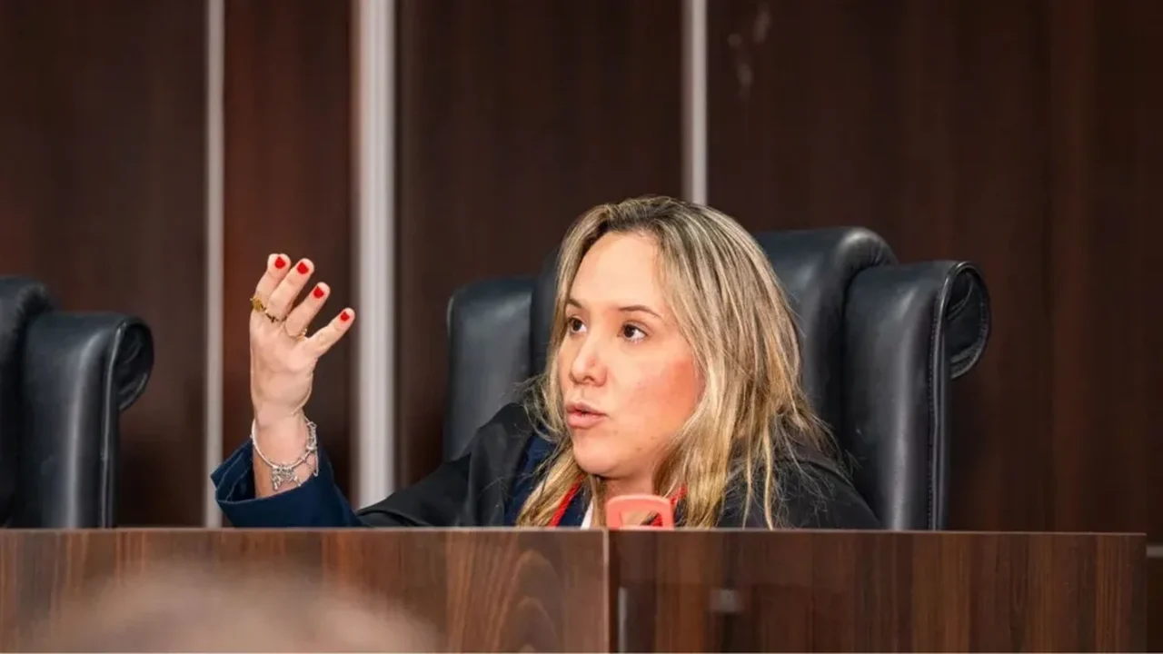 Ataques homofóbicos a Natália França avançam nas redes, e silêncio da OAB-AL chama atenção