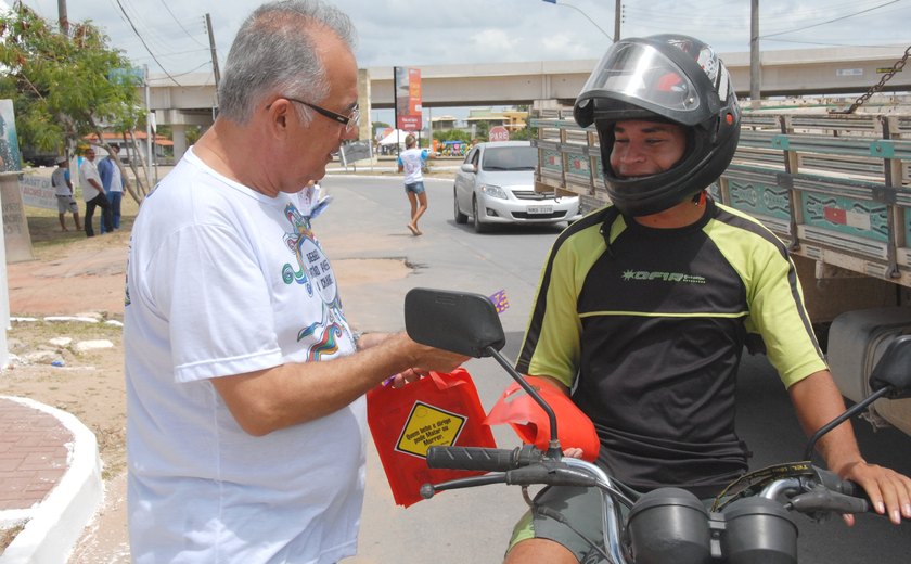 Condutores de veículos são orientados para evitar acidentes no Carnaval